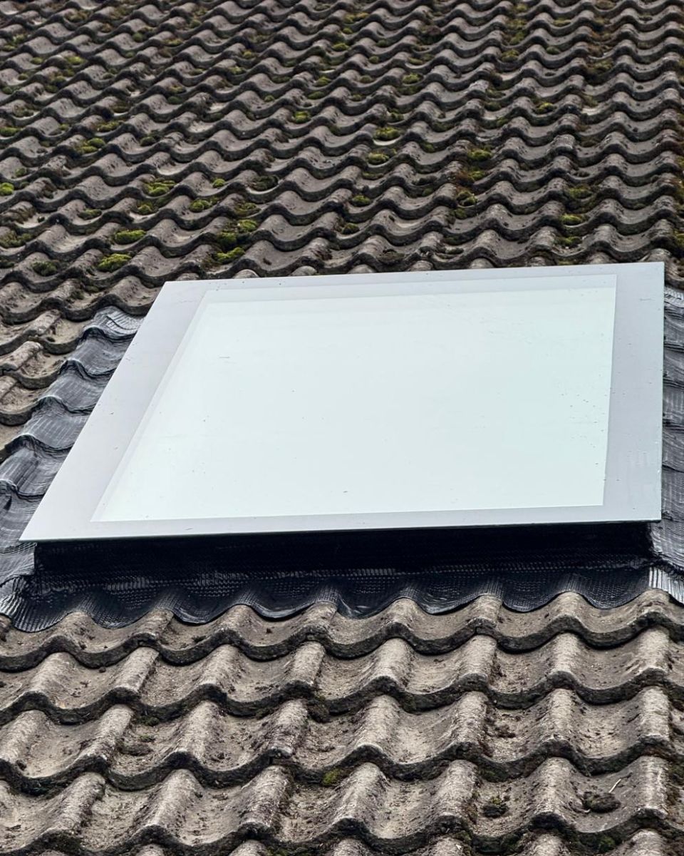 Video laden: <p><br/>Met deze praktische installatievideo voor dakramen in hellende daken begeleiden we u stap voor stap door het installatieproces. Ideaal voor zowel doe-het-zelvers als professionals die op zoek zijn naar een snelle en correcte plaatsing.<br/><br/></p>