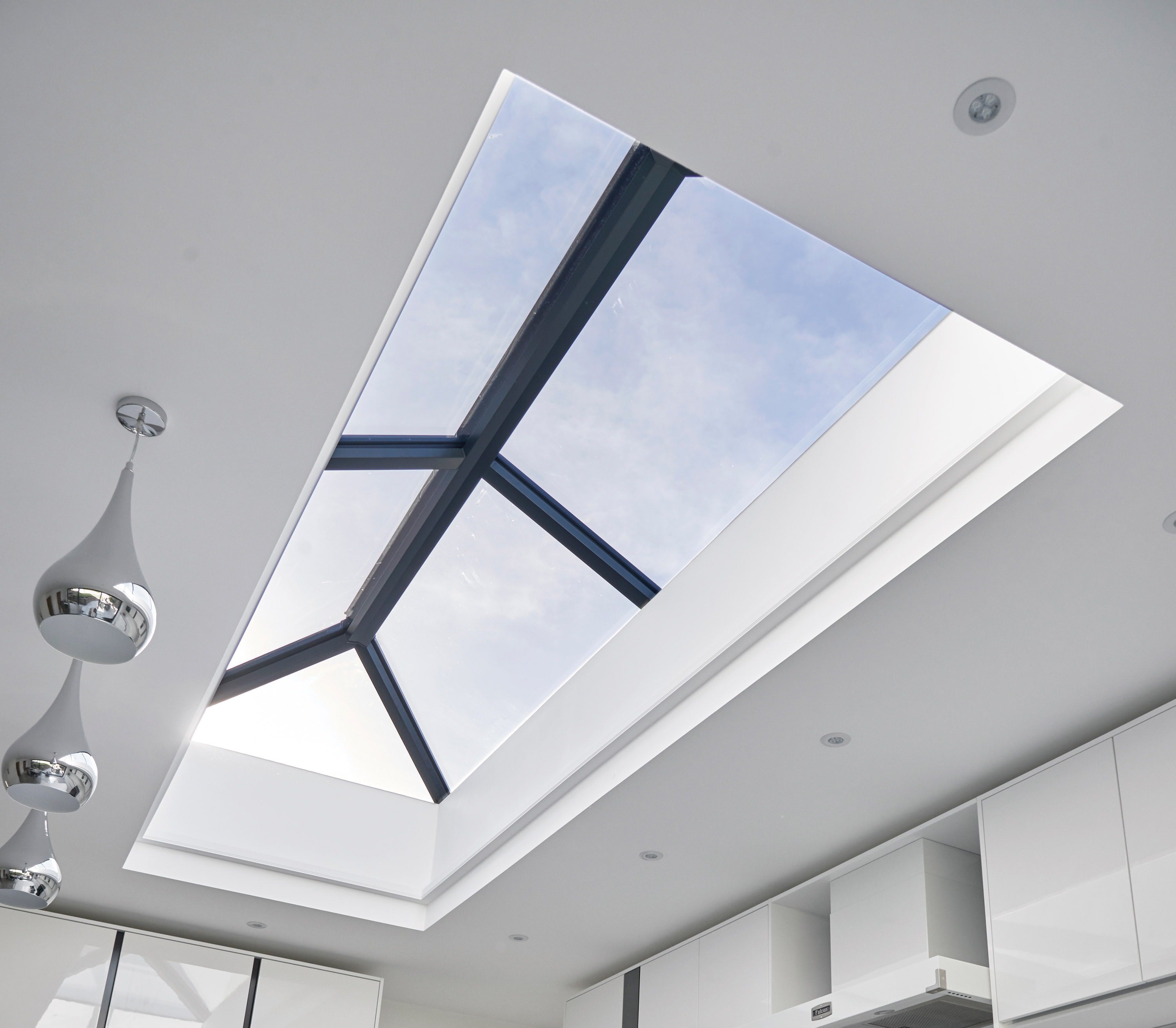 Video laden: <p>Onze video voor de installatie van lichtstraten toont u precies hoe u deze stijlvolle dakoplossing veilig en efficiënt monteert. Volg de heldere uitleg en geniet snel van meer daglicht in uw ruimte.<br/><br/></p>